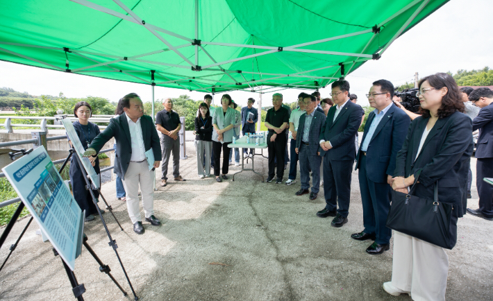 익산시가 2일 안호영 국회 환경노동위원장에게 왕궁자연환경복원사업을 설명하고 있다. 익산시제공