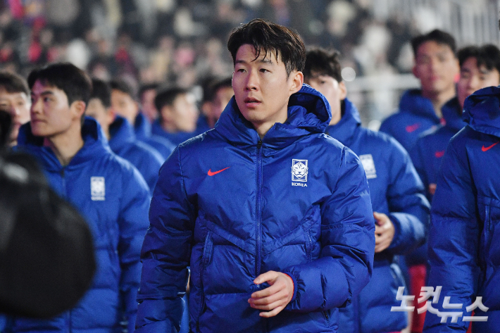 손흥민이 20일 경기도 고양종합운동장에서 열린 2026 국제축구연맹(FIFA) 북중미 월드컵 아시아 지역 3차 예선 대한민국 대 오만 경기에서 무승부로 경기를 마친 후 관중들에게 인사를 하고 있다. 류영주 기자