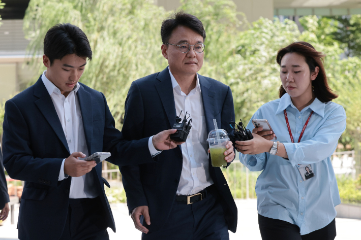 '나토 목걸이' 공여 서희건설 회장 이어 사위도 특검 출석