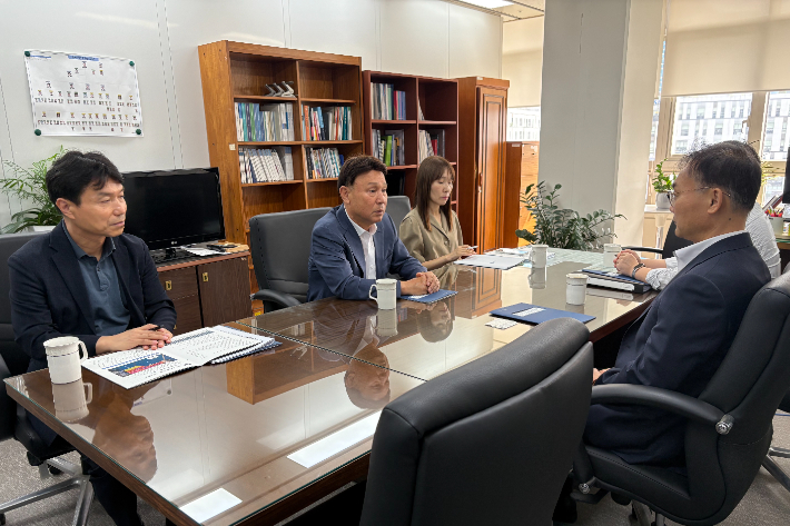 군산시가 2일 산업통상자원부를 찾아 새만금 RE100 산단 지정을 건의했다. 군산시 제공