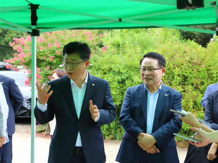 안호영 국회의원(왼쪽 첫번째)이 2일 익산 왕궁자연환경복원사업 현장을 찾은 자리에서 관계자들과 대화하고 있다. 안호영 의원실 제공