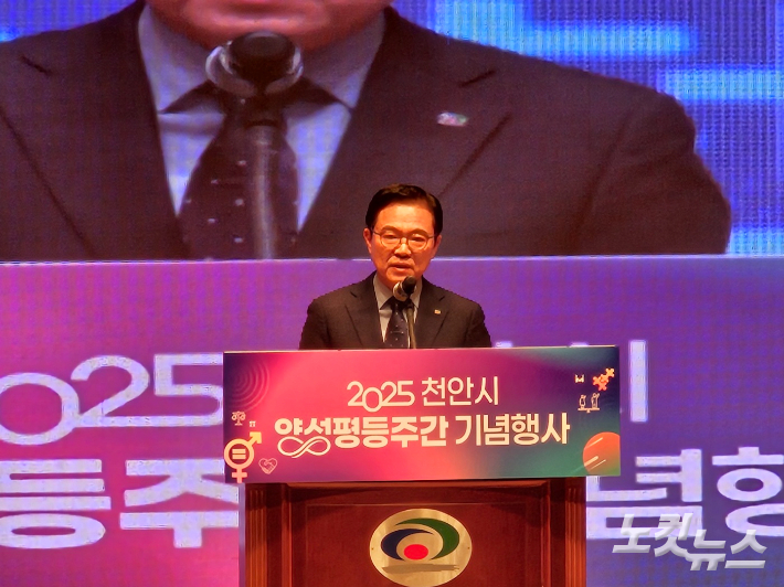 김석필 천안시장 권한대행이 양성평등주간 기념행사에서 인사말을 하고 있다. 인상준 기자