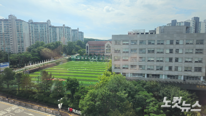 대학 본관에서 내려다 본 유니온스타디움 전경. 한세대는 한세2030 비전 아래 미래인재양성을 위한 교육인프라 확충에 나서고 있다. 송주열 기자