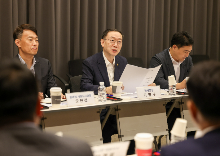 이명구(가운데) 관세청장이 2일 서울 디지털자산거래소 공동협의체(DAXA)를 방문해 DAXA 의장 등 관계자들과 간담회를 가졌다. 관세청 제공