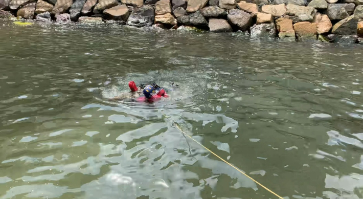 2일 낮 12시 50분쯤 부산 수영구 민락교 인근 해상에 70대 남성이 물에 빠져 심정지 상태로 구조됐다. 부산해양경찰서 제공