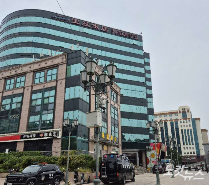 베이징역 맞은편 파라곤호텔 정문이 공안 차량으로 막혀있다. 임진수 베이징 특파원