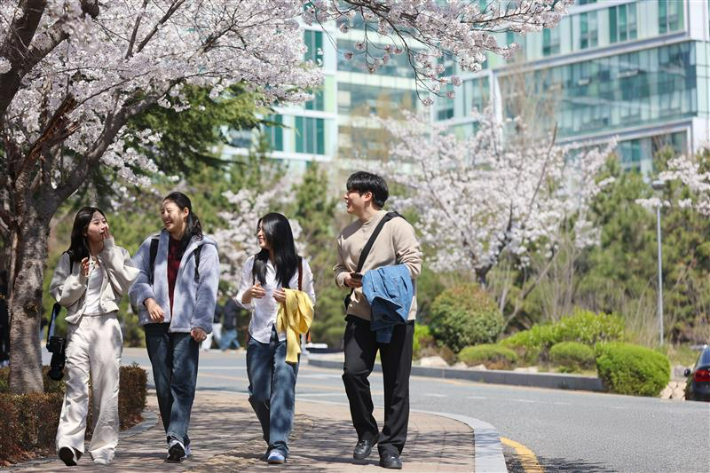 울산대학교 학생들이 캠퍼스를 거닐고 있다. 울산대 제공 