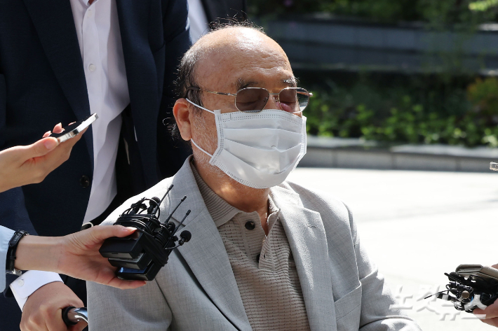 특검, 이봉관 회장 조사 종료…건강 문제로 조서 열람은 못 해