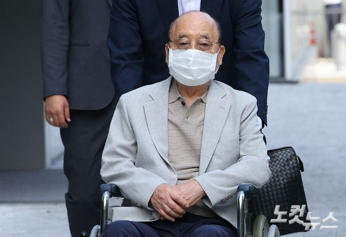 김건희 씨에게 '나토 순방 목걸이'를 건넸다고 자수한 서희건설 이봉관 회장이 2일 오전 서울 종로구 KT광화문빌딩에 마련된 김건희 특별검사팀(특별검사 민중기)에 출석하고 있다. 류영주 기자