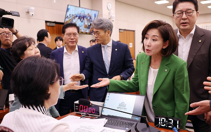 2일 서울 여의도 국회에서 열린 법제사법위원회 전체회의에서 국민의힘 나경원 의원등이 추미애 위원장의 회의 진행 방식에 항의하고 있다. 연합뉴스