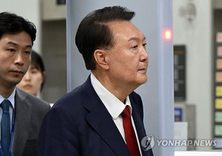 (서울=연합뉴스) 12.3 비상계엄 사태 관련 내란 혐의를 받는 윤석열 전 대통령이 9일 서울 서초구 서울중앙지방법원에서 구속 전 피의자 심문(영장실질심사)을 마치고 법원을 나서고 있다. 2025.7.9 [사진공동취재단] photo@yna.co.kr  연합뉴스