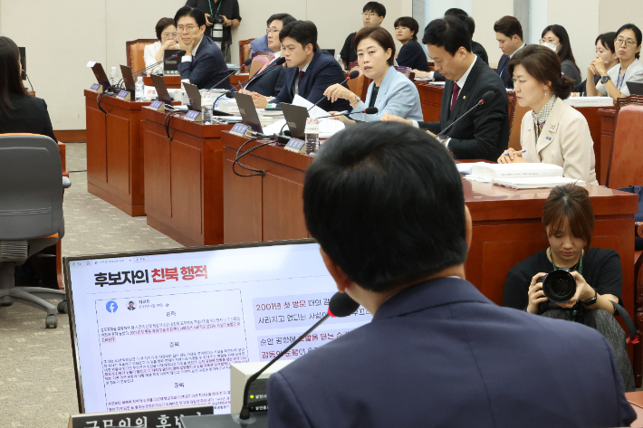 최교진 사회부총리 겸 교육부장관 후보자(뒷모습)가 2일 국회 교육위원회에서 열린 인사청문회에서 야당 의원 질의에 답하고 있다. 연합뉴스
