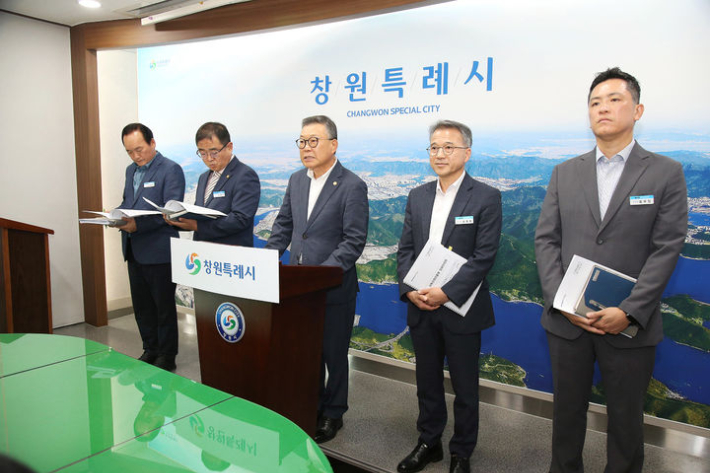 이정환 창원산업진흥원장이 2일 창원시청 프레스센터에서 브리핑을 하고 있다. 창원시 제공
