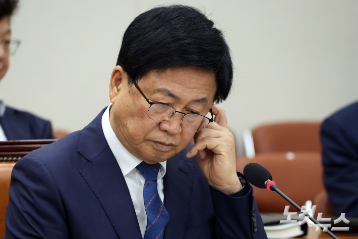 최교진 사회부총리 겸 교육부장관 후보자가 2일 서울 여의도 국회에서 열린 교육위원회 인사청문회에서 손으로 얼굴을 만지고 있다. 윤창원 기자