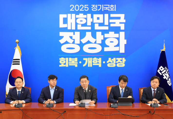 더불어민주당 김병기 원내대표가 2일 서울 여의도 국회 원내대표실에서 열린 2025 정기국회 기자간담회에서 발언하고 있다. 연합뉴스