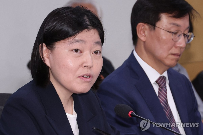 (서울=연합뉴스) 김주성 기자 = 임은정 서울동부지검장이 29일 서울 여의도 국회에서 '검찰개혁의 쟁점은 무언인가 : 국민이 바라는 검찰개혁의 속도와 방향'을 주제로 열린 검찰개혁 긴급 공청회에 참석해 토론하고 있다      이날 공청회는 촛불행동, 검사를 검사하는 변호사 모임, 민생경제연구소, 더불어민주당 박홍근 의원, 조국혁신당 황운하·박은정 의원 주최로 열렸다. 2025.8.29 utzza@yna.co.kr 연합뉴스
