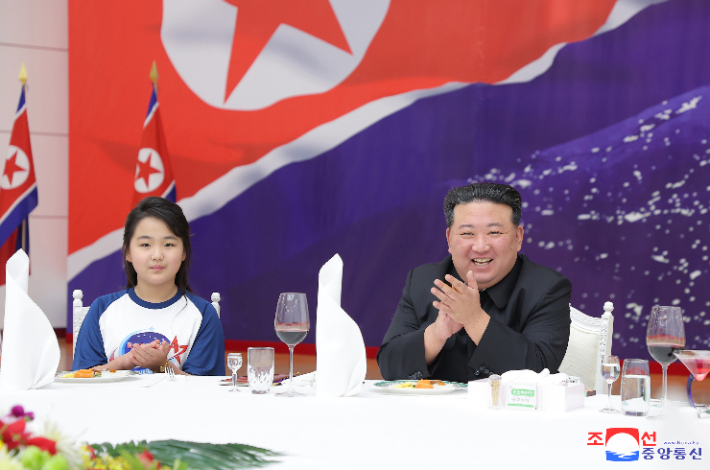 북한 김정은 국무위원장(오른쪽)과 딸 주애. 연합뉴스