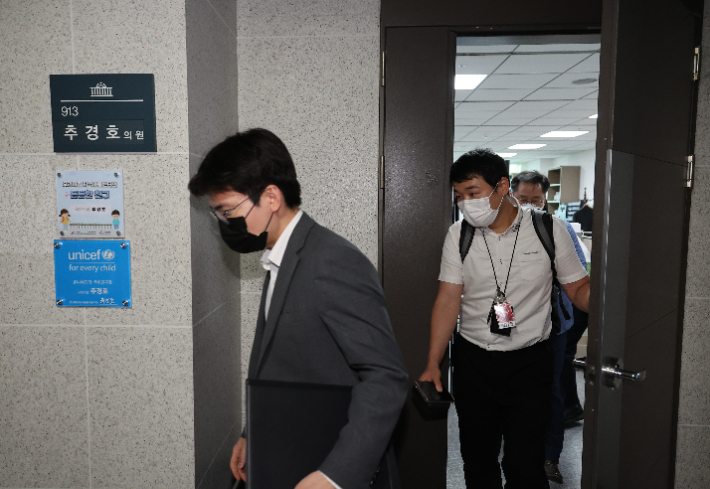12·3 비상계엄 관련 내란·외환 의혹을 수사 중인 조은석 특별검사팀이 '계엄 해제 방해 의혹'과 관련해 추경호 전 국민의힘 원내대표를 겨냥한 강제수사에 나선 2일 서울 여의도 국회 의원회관 내 추 의원실에서 특검팀 관계자들이 나오고 있다. 연합뉴스