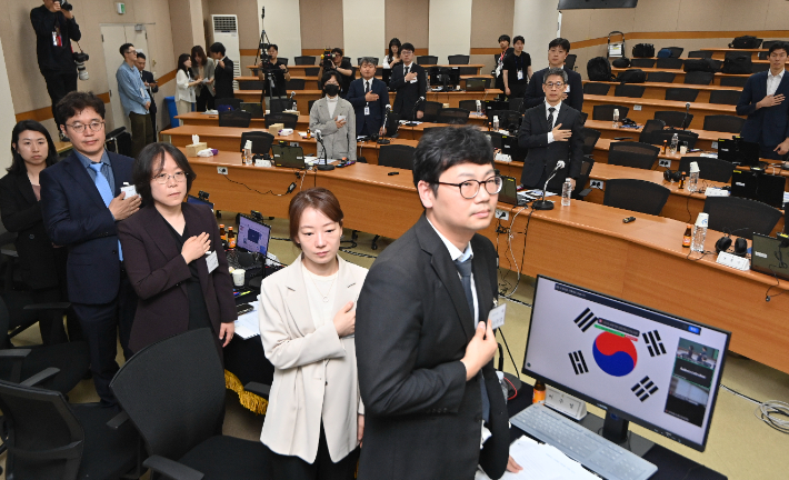 지난 5월 26일 경기도 고양시 사법연수원에서 열린 전국법관대표회의에서 의장을 맡은 김예영 서울남부지법 부장판사(앞줄 오른쪽 세번째)를 비롯한 참석자들이 국기에 경례를 하고 있다. 연합뉴스