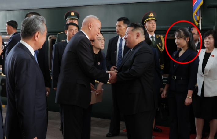 김정은 북한 국무위원장이 '항일전쟁 및 세계 반파시스트전쟁 승리 80주년(전승절) 기념 열병식' 참석을 위해 전용 특별열차 편으로 2일 중국 베이징에 도착했다. 오른쪽(빨간 원)은 딸 주애. 연합뉴스