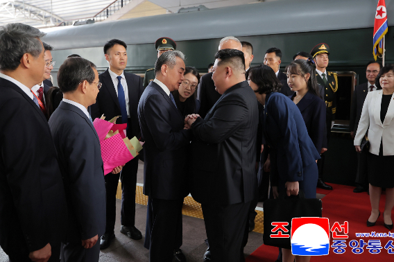 김정은 북한 국무위원장이 2일 중국에 도착해 중국 주요 간부들의 영접을 받은 모습. 연합뉴스 