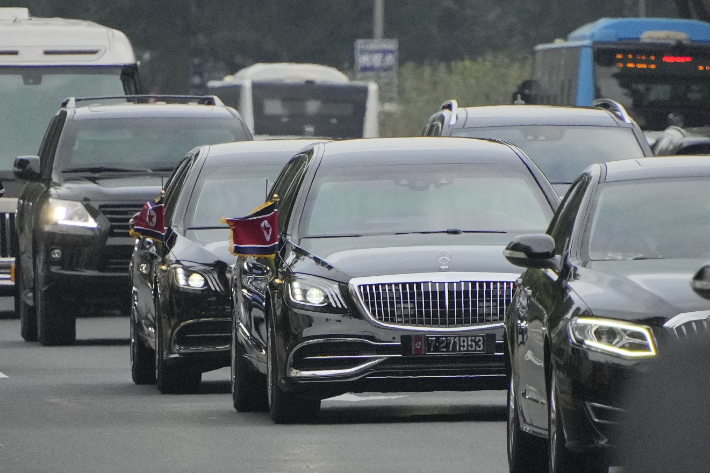 김정은 북한 국무위원장이 중국 전승절 열병식 참석차 중국 베이징에 도착한 것으로 알려진 가운데 2일 인공기를 단 차량 행렬이 베이징 시내를 지나고 있다. 연합뉴스