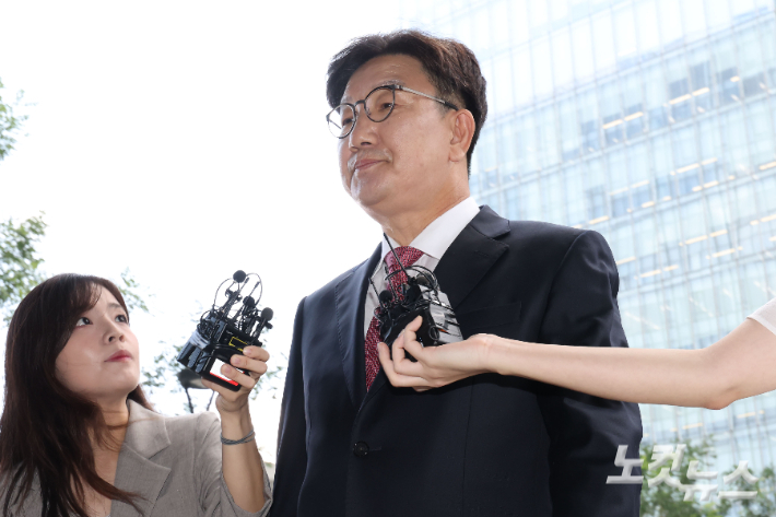 통일교로부터 불법 정치자금을 수수한 의혹을 받는 권성동 국민의힘 의원이 지난달 27일 오전 서울 종로구 KT광화문빌딩에 마련된 김건희 특검팀(특별검사 민중기) 사무실에 피의자 신분으로 조사를 받기 위해 출석하고 있다. 류영주 기자