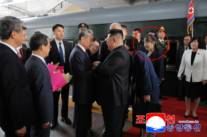 김정은 북한 국무위원장이 2일 현지시간 오후 4시 중국 수도 베이징에 도착했다고 조선중앙통신이 보도했다. 통신이 공개한 사진에 따르면 김 위원장의 딸 주애(붉은 원), 조용원·김덕훈 당 비서,  최선희 외무상 등이 동행했다. 연합뉴스