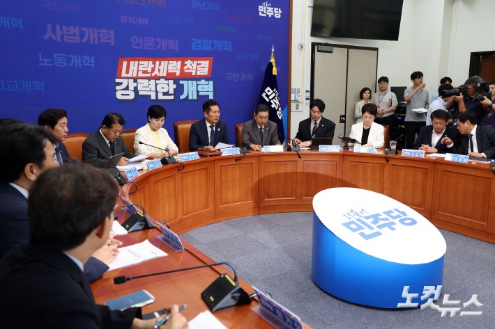 더불어민주당 정청래 대표가 3일 서울 여의도 국회에서 열린 최고위원회의에서 발언을 하고 있다.