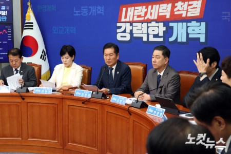 더불어민주당 정청래 대표가 3일 서울 여의도 국회에서 열린 최고위원회의에서 발언을 하고 있다.