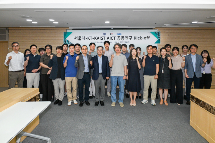 2일 서울 서초구 KT 우면연구센터에서 열린 워크숍에 참석한 관계자들이 기념촬영을 하는 모습. KT 제공