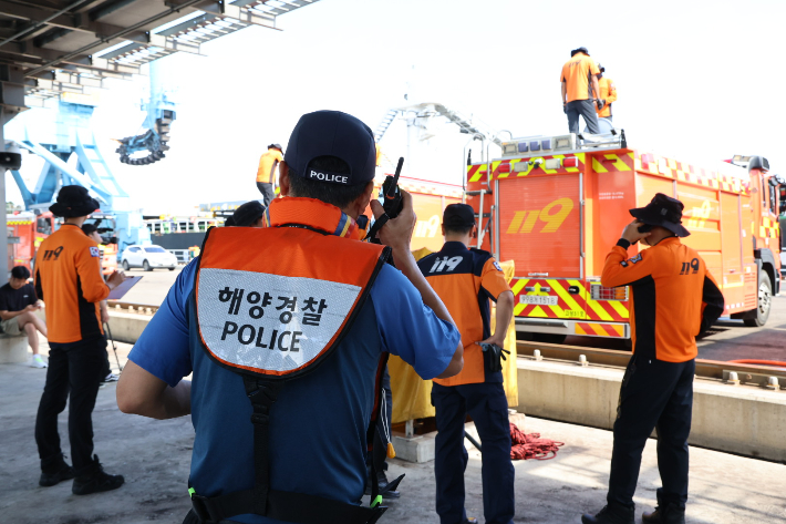 삼봉호에서 소방차에 급수를 하고 있는 모습. 동해지방해양경찰청 제공