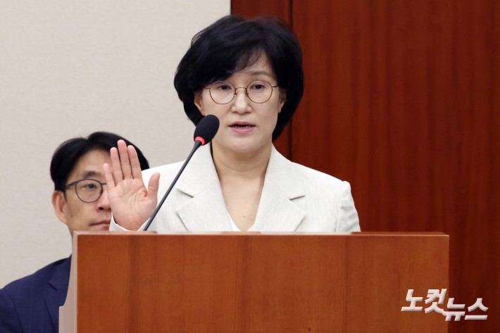 원민경 여성가족부 장관 후보자가 3일 서울 여의도 국회 여성가족위원회에서 열린 인사청문회에서 선서를 하고 있다.