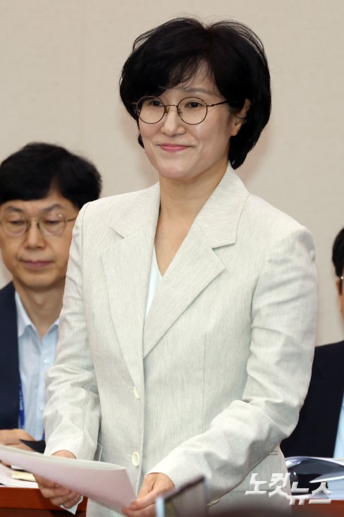 원민경 여성가족부 장관 후보자가 3일 서울 여의도 국회 여성가족위원회에서 열린 인사청문회에서 모두발언을 마치고 자리로 돌아가고 있다.