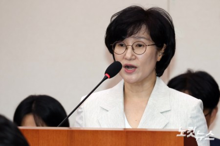 원민경 여성가족부 장관 후보자가 3일 서울 여의도 국회 여성가족위원회에서 열린 인사청문회에서 모두발언을 하고 있다.