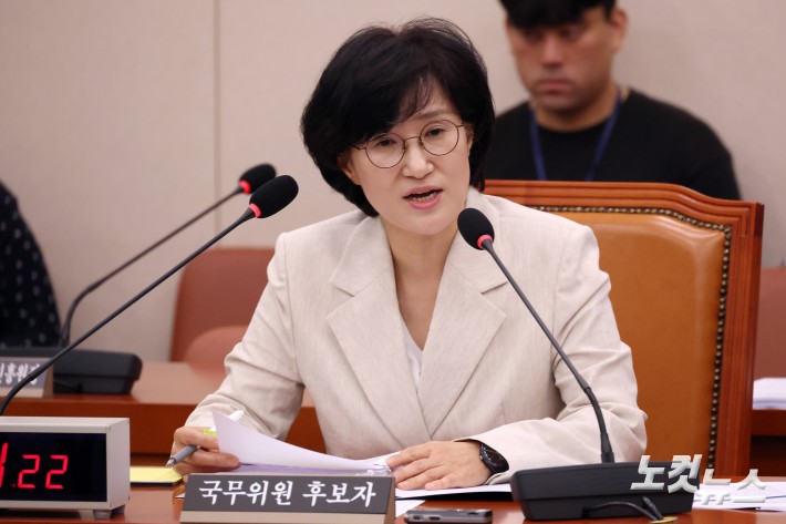 원민경 여성가족부 장관 후보자가 3일 서울 여의도 국회 여성가족위원회에서 열린 인사청문회에서 의원 질의에 답변을 하고 있다.