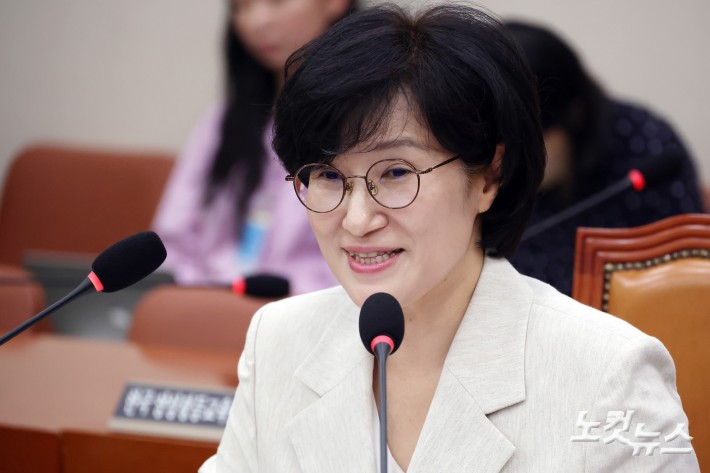 원민경 여성가족부 장관 후보자가 3일 서울 여의도 국회 여성가족위원회에서 열린 인사청문회에서 의원 질의에 답변을 하고 있다.