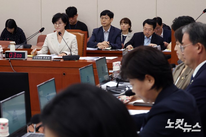 원민경 여성가족부 장관 후보자가 3일 서울 여의도 국회 여성가족위원회에서 열린 인사청문회에서 의원 질의를 받고 있다.