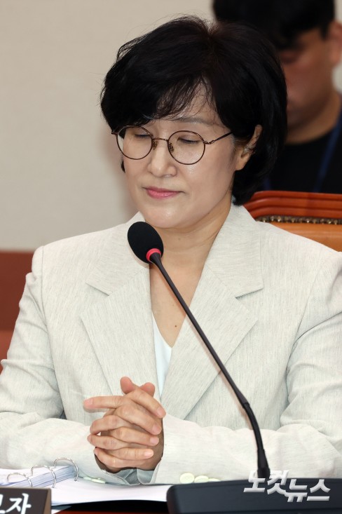 원민경 여성가족부 장관 후보자가 3일 서울 여의도 국회 여성가족위원회에서 열린 인사청문회에서 눈을 감고 생각에 잠겨있다.