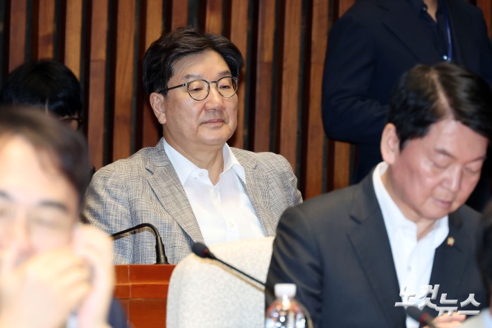 국민의힘 권성동 의원이 3일 서울 여의도 국회에서 열린 당 의원총회에 참석하고 있다.