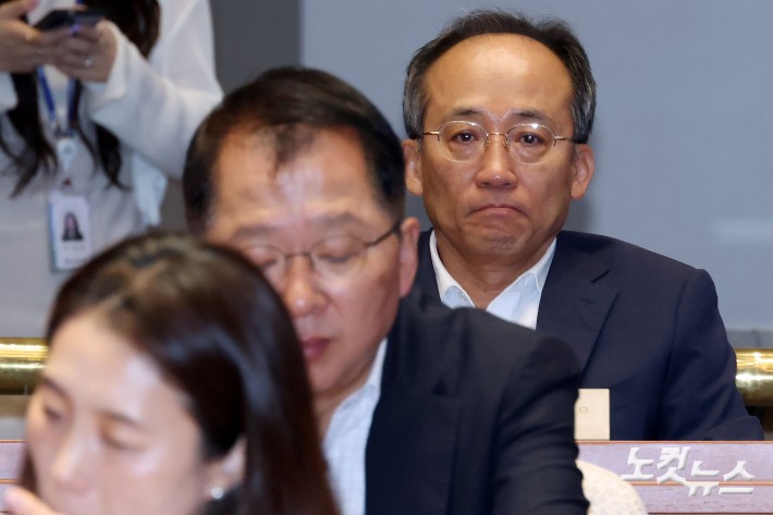 국민의힘 추경호 의원이 3일 서울 여의도 국회에서 열린 당 의원총회에 참석하고 있다.