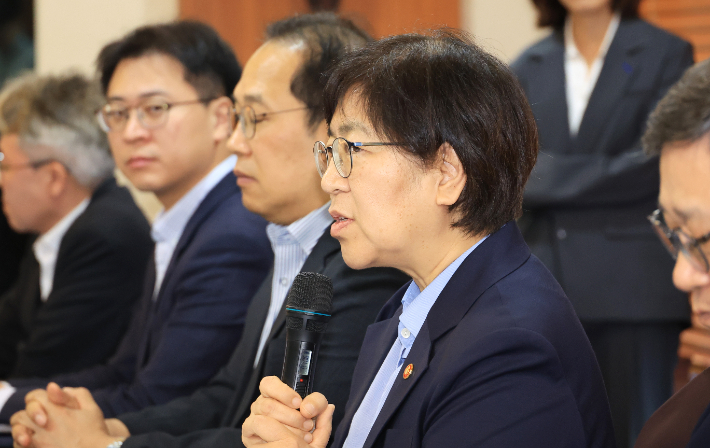 정은경 보건복지부 장관이 3일 서울 코리아나호텔에서 열린 6개 보건의학단체장 간담회에서 인사말을 하고 있다. 연합뉴스