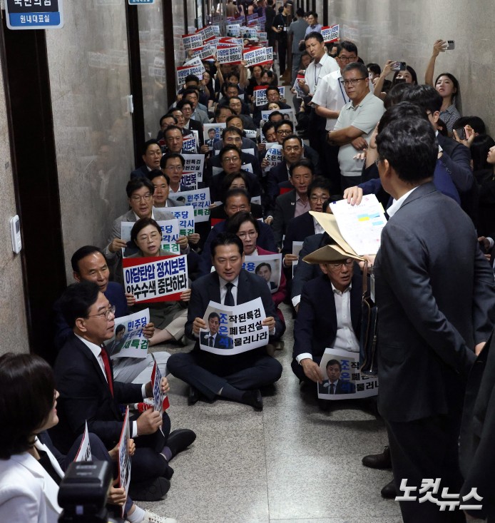 3일 서울 여의도 국회에서 조은석 내란 특별검사팀의 국민의힘 원내대표실 압수수색 시도에 국민의힘이 반발하며 원내대표실 앞 복도에서 긴급 의원총회를 가지며 특검팀을 막아서고 있다.