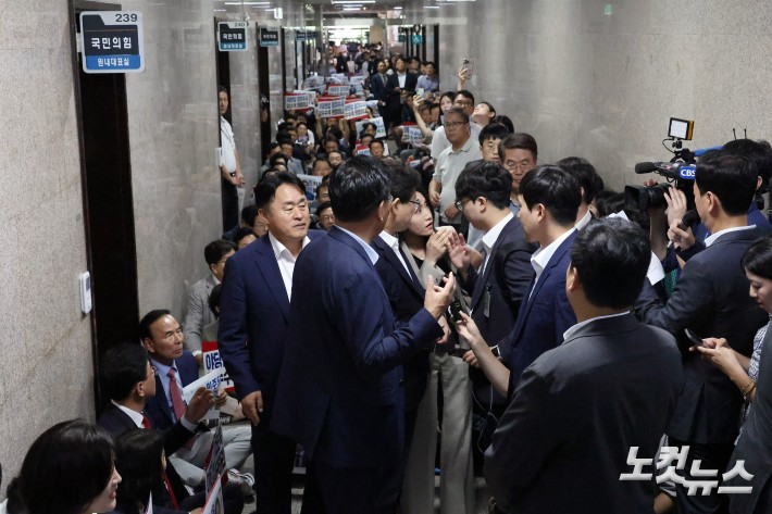 3일 서울 여의도 국회에서 조은석 내란 특별검사팀의 국민의힘 원내대표실 압수수색 시도에 국민의힘이 반발하며 원내대표실 앞 복도에서 긴급 의원총회를 가지며 특검팀을 막아서고 있다.
