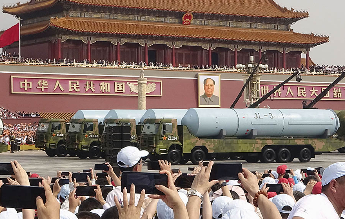 중국 전승절 80주년 열병식에서 공개한 전략 핵잠수함에 탑재 가능한 SLBM 쥐랑-3(쥐랑-2 개량형).연합뉴스
