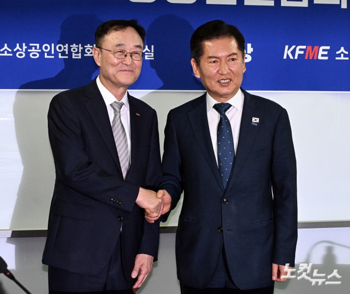 악수하는 정청래 더불어민주당 대표-송치영 소상공인연합 회장