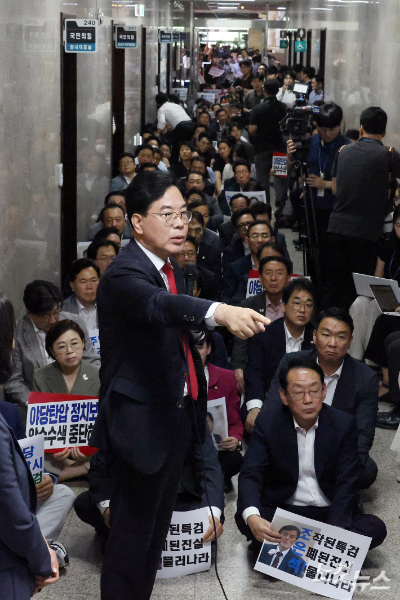 3일 서울 여의도 국회에서 조은석 내란 특별검사팀의 국민의힘 원내대표실 압수수색 시도에 국민의힘이 송언석 원내대표가 항의하고 있다. 윤창원 기자
