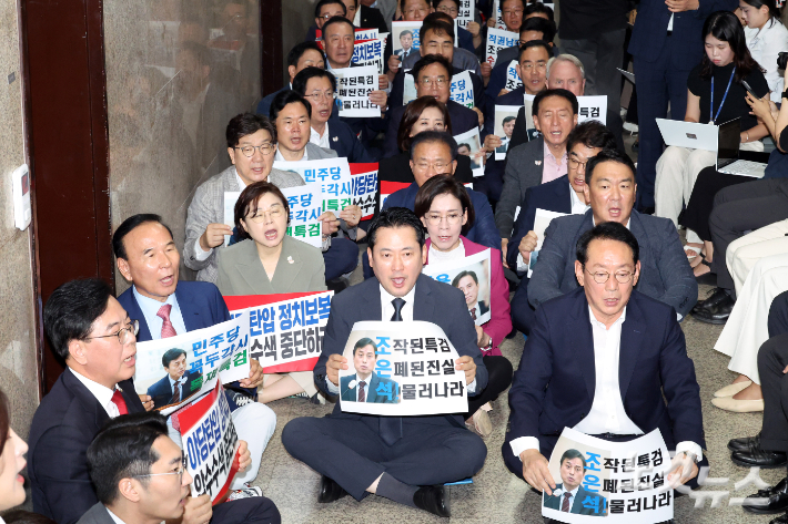3일 서울 여의도 국회에서 조은석 내란 특별검사팀의 국민의힘 원내대표실 압수수색 시도에 국민의힘이 반발하며 원내대표실 앞 복도에서 긴급 의원총회를 가지며 구호를 외치고 있다. 윤창원 기자