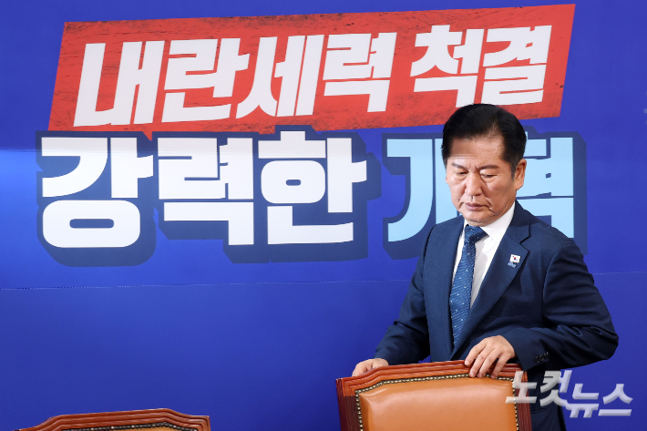 더불어민주당 정청래 대표가 3일 서울 여의도 국회에서 열린 최고위원회의에 참석하고 있다. 윤창원 기자
