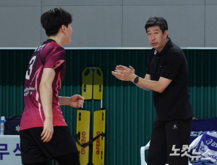 29일 경북 영천 영천체육관에서 열린 '제36회 CBS배 전국중고배구대회' 18세 이하 남자부 수성고와 인하사대부고의 경기에서 수성고 후인정 감독이 선수들을 격려하고 있다. 영천(경북)=황진환 기자